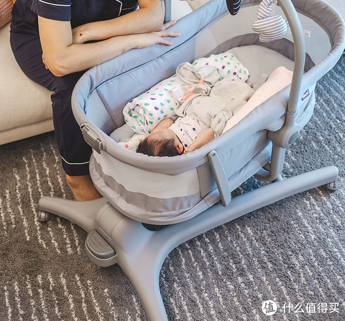时尚又实用的育儿好物4合1餐椅婴儿安抚床