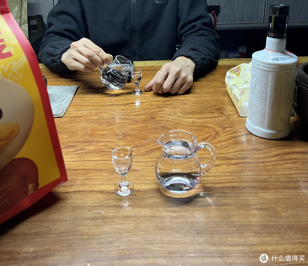 就在家里随便喝一点。又被线下烟酒店坑了