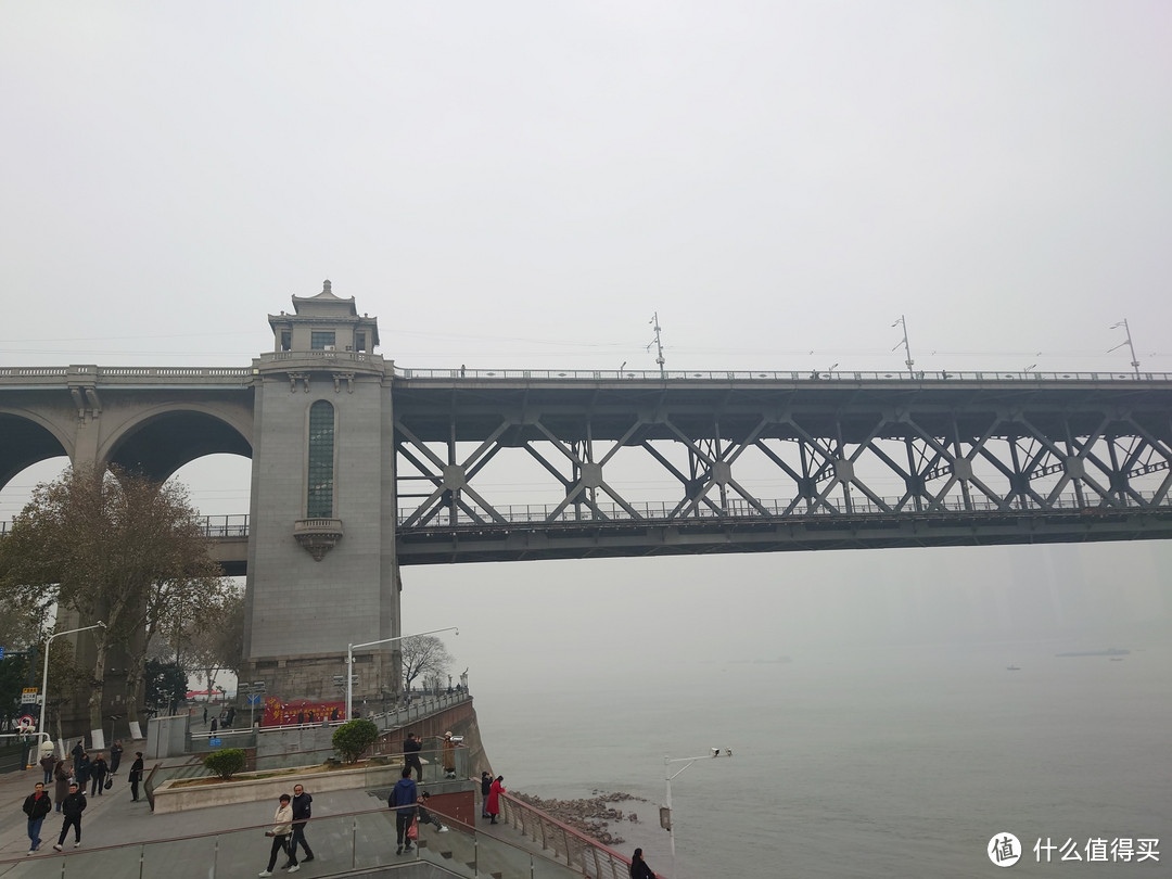 在观景台看长江大桥