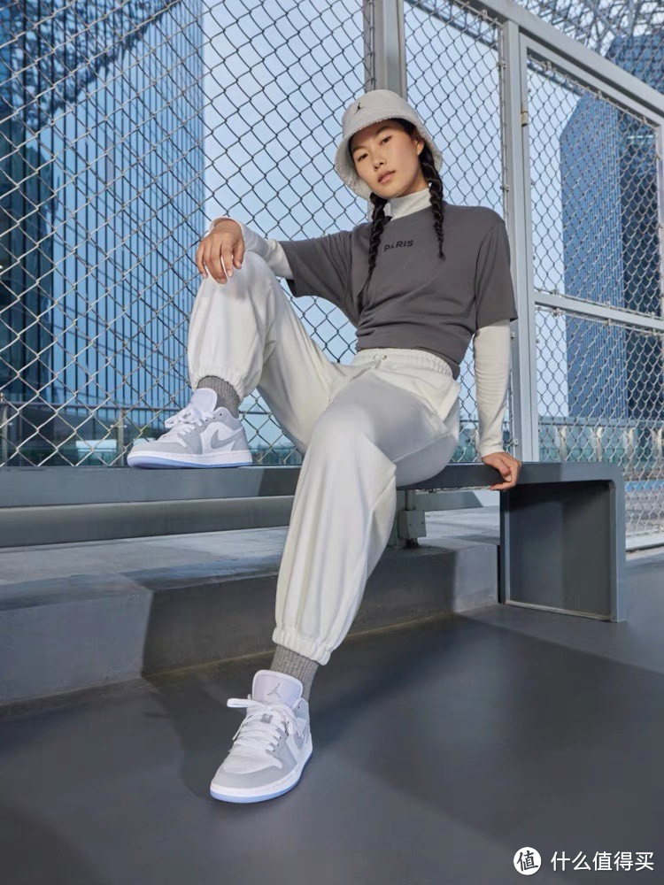 AIR JORDAN 1 LOW 女子运动鞋：时尚与舒适的完美融合