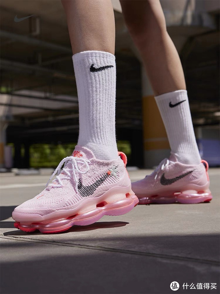 Nike Air Max Scorpion FK 女子运动鞋：千禧浪漫之选