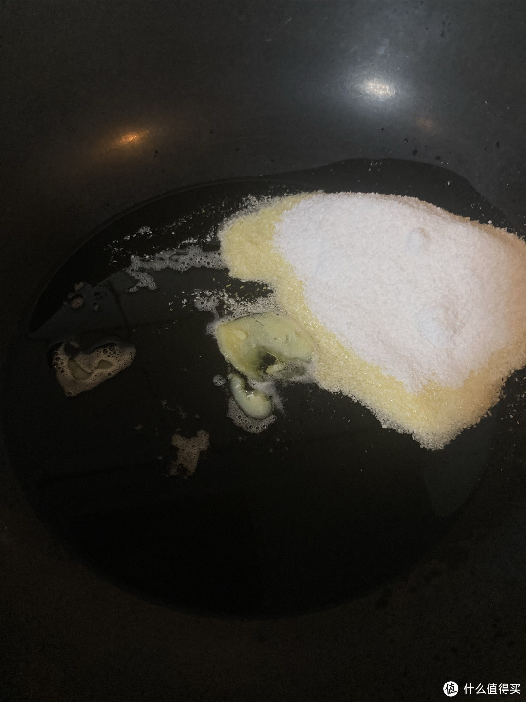 黄油和椰蓉先下锅炒香 让椰蓉吸饱黄油