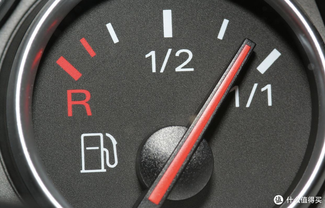 汽车还剩多少油时去加油最合适？记住这个标志，及时加油