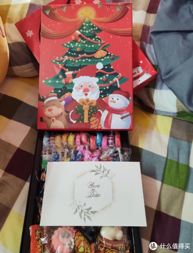 邻居给孩子买了一盒“德芙圣诞糖果礼物”