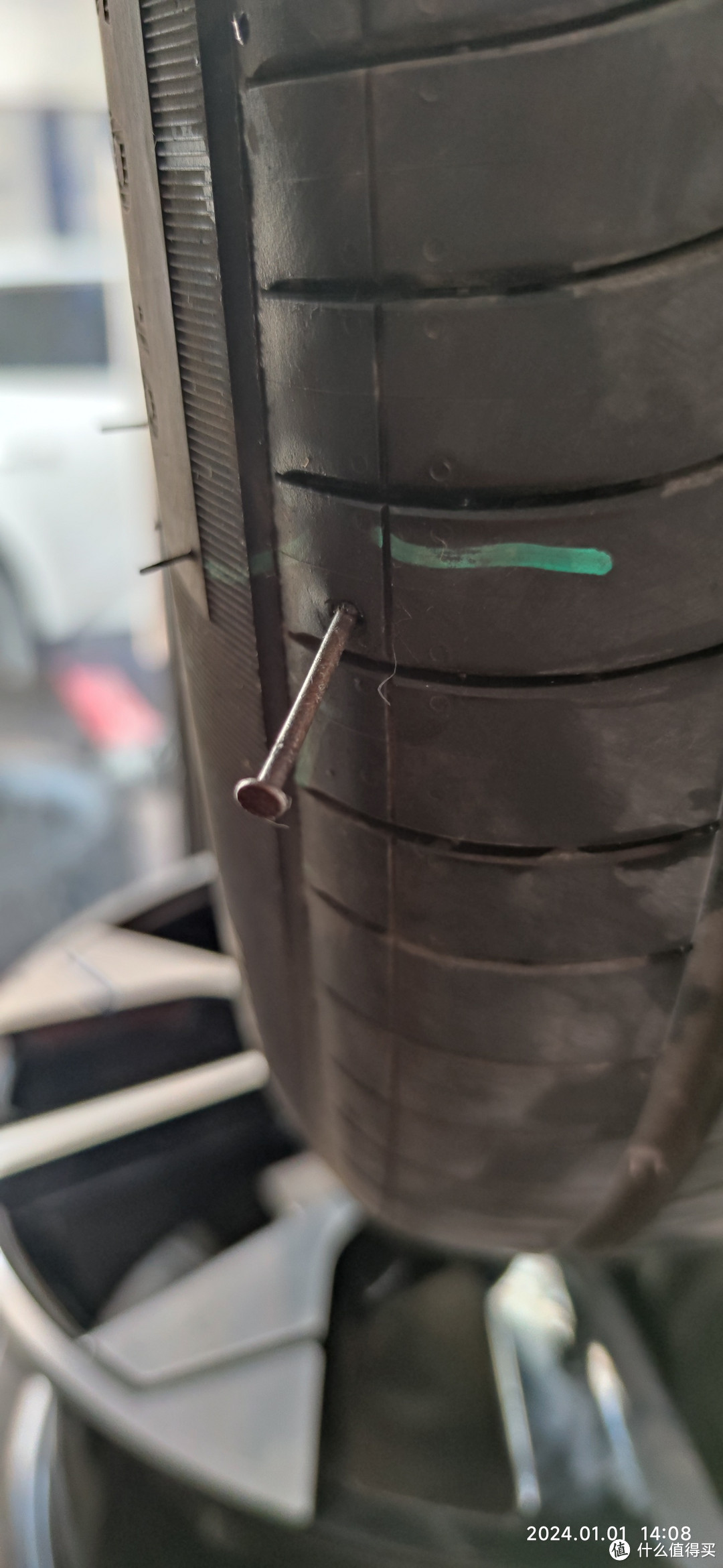 大神帮忙看看,凡尔赛C5X轮胎这个位置被戳了,需要换胎吗?