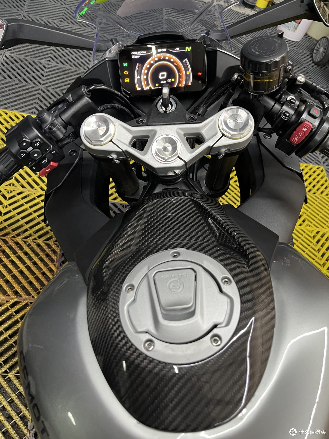 ▲ CFMOTO 450SR-S EVOAERO 油箱盖板