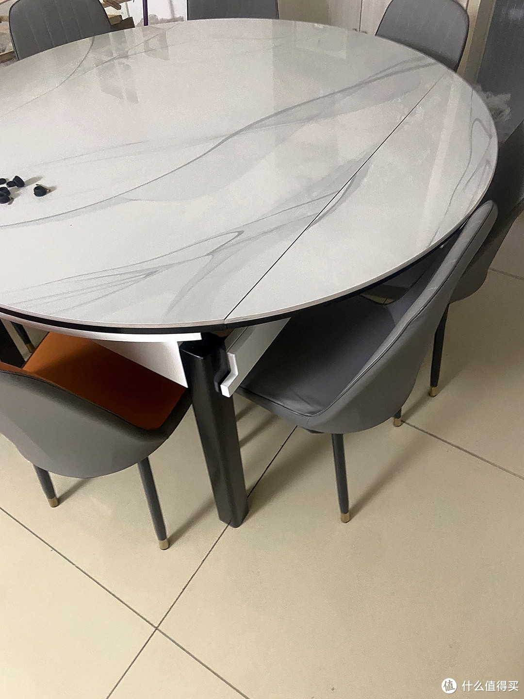 岩板餐桌椅：现代简约风的新选择