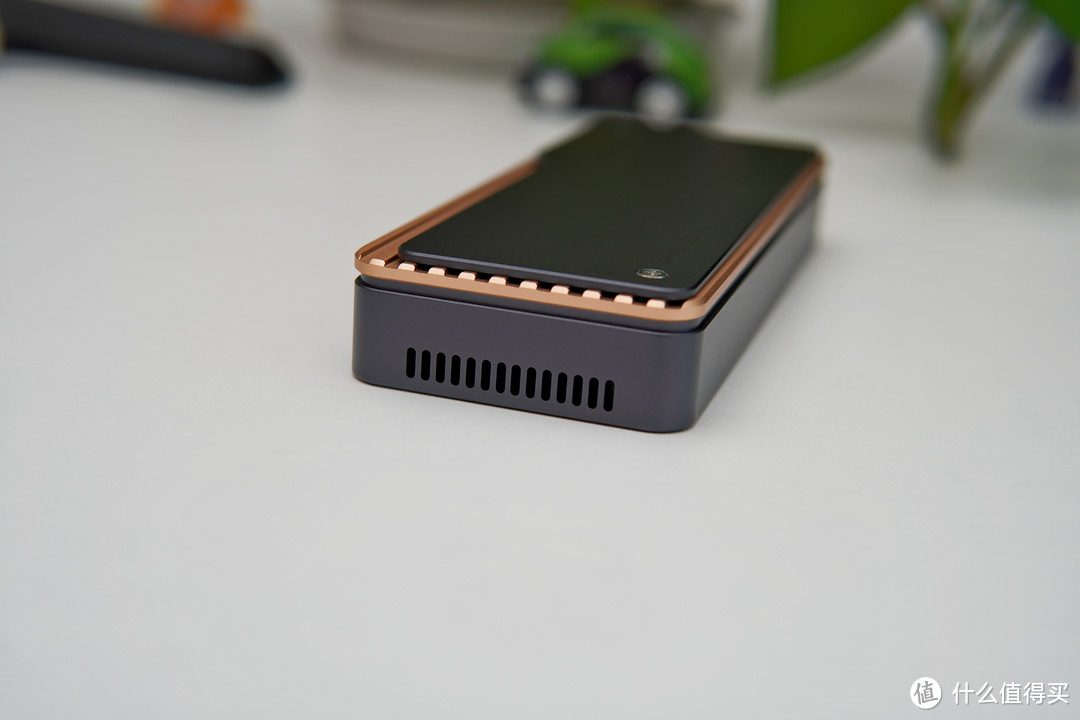 40Gbps“冷静”稳定运行,绿联USB4 M.2 NVMe固态硬盘盒