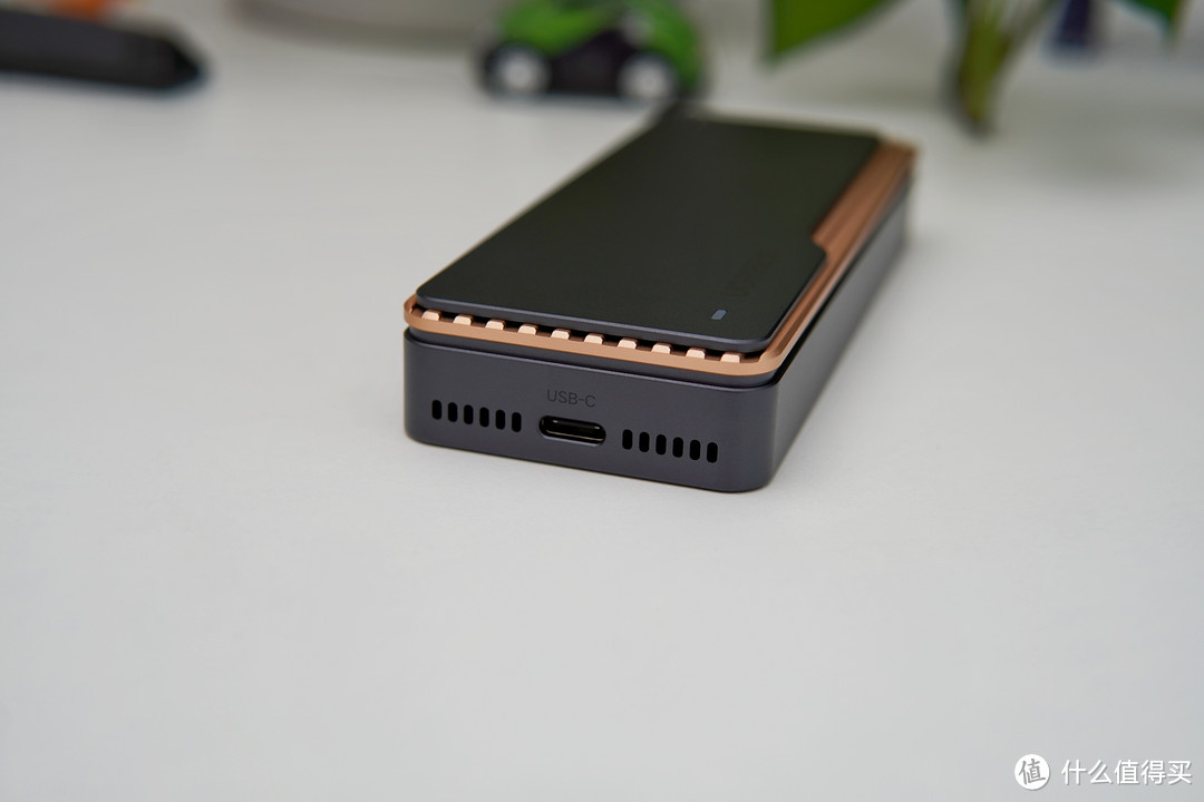40Gbps“冷静”稳定运行，绿联USB4 M.2 NVMe固态硬盘盒
