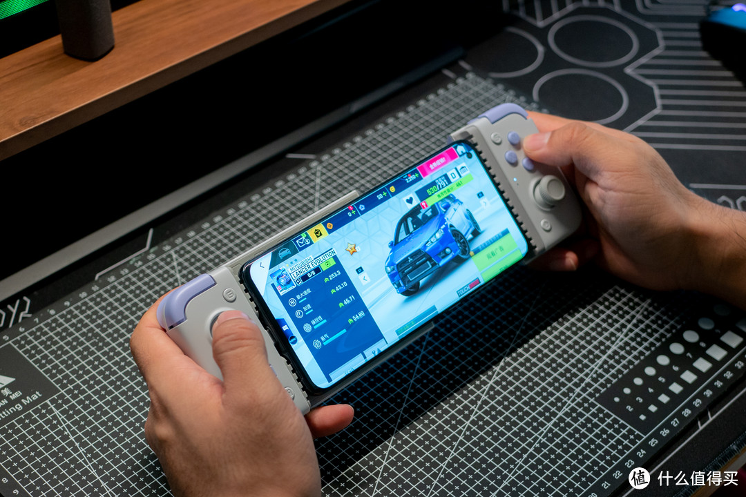 游戏的车辆微调升级等功能亦可手柄按键操作，基本可以脱离屏幕游玩