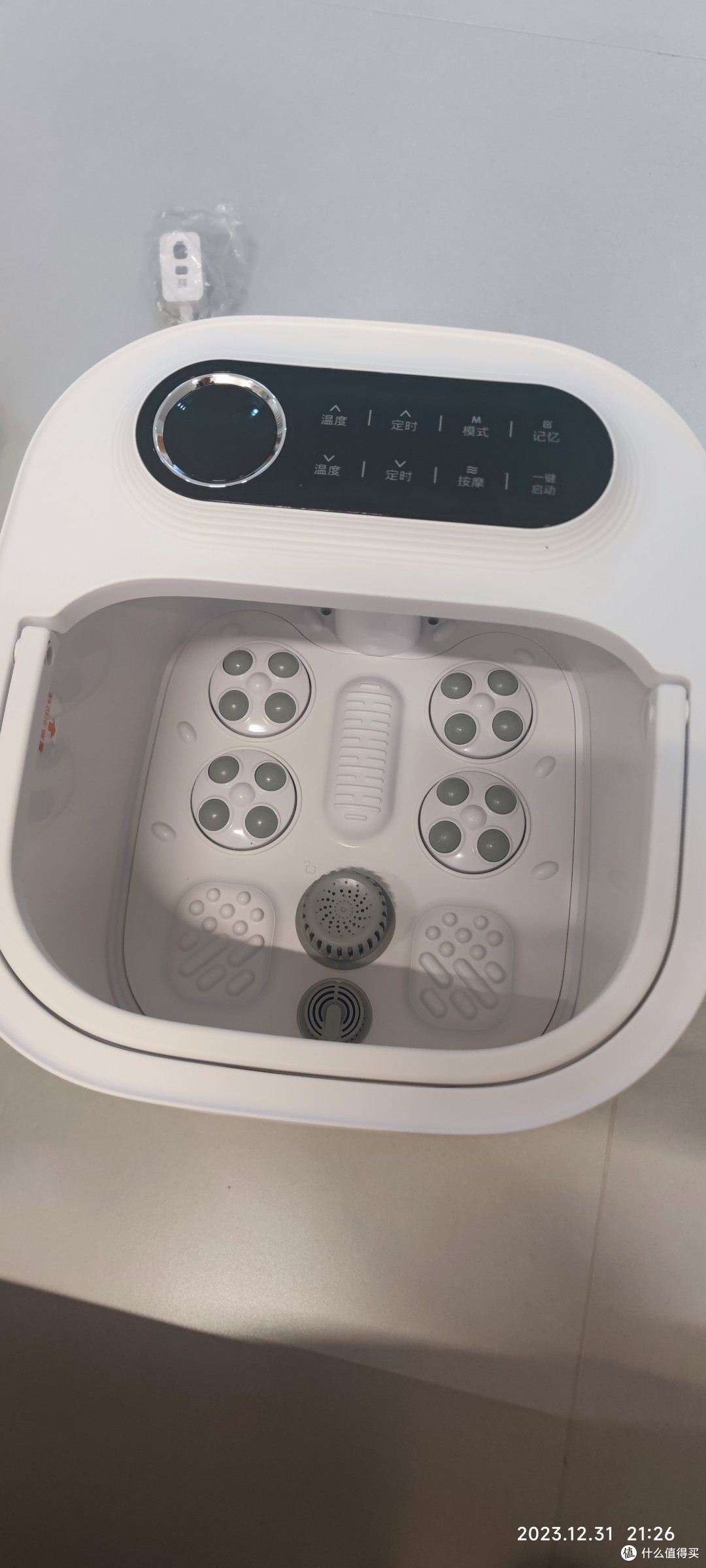 足浴盆的加热器件ptc元件由加强的绝缘层保护隔离着,从源头阻隔了危险