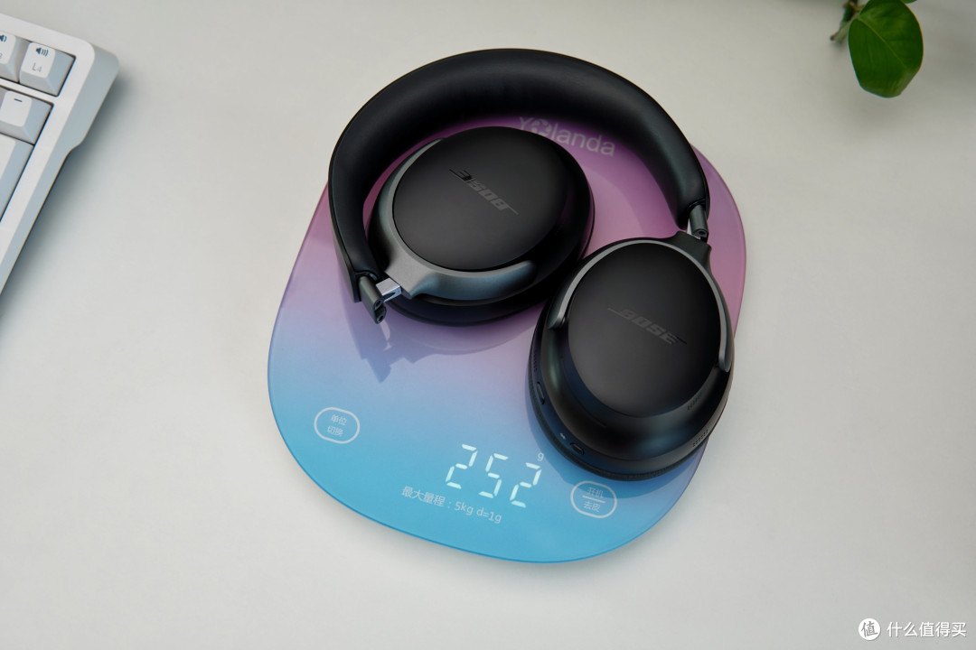 bose qc 消噪耳机ultra的头梁轴和耳罩框滑块的衔接很是顺滑,令活