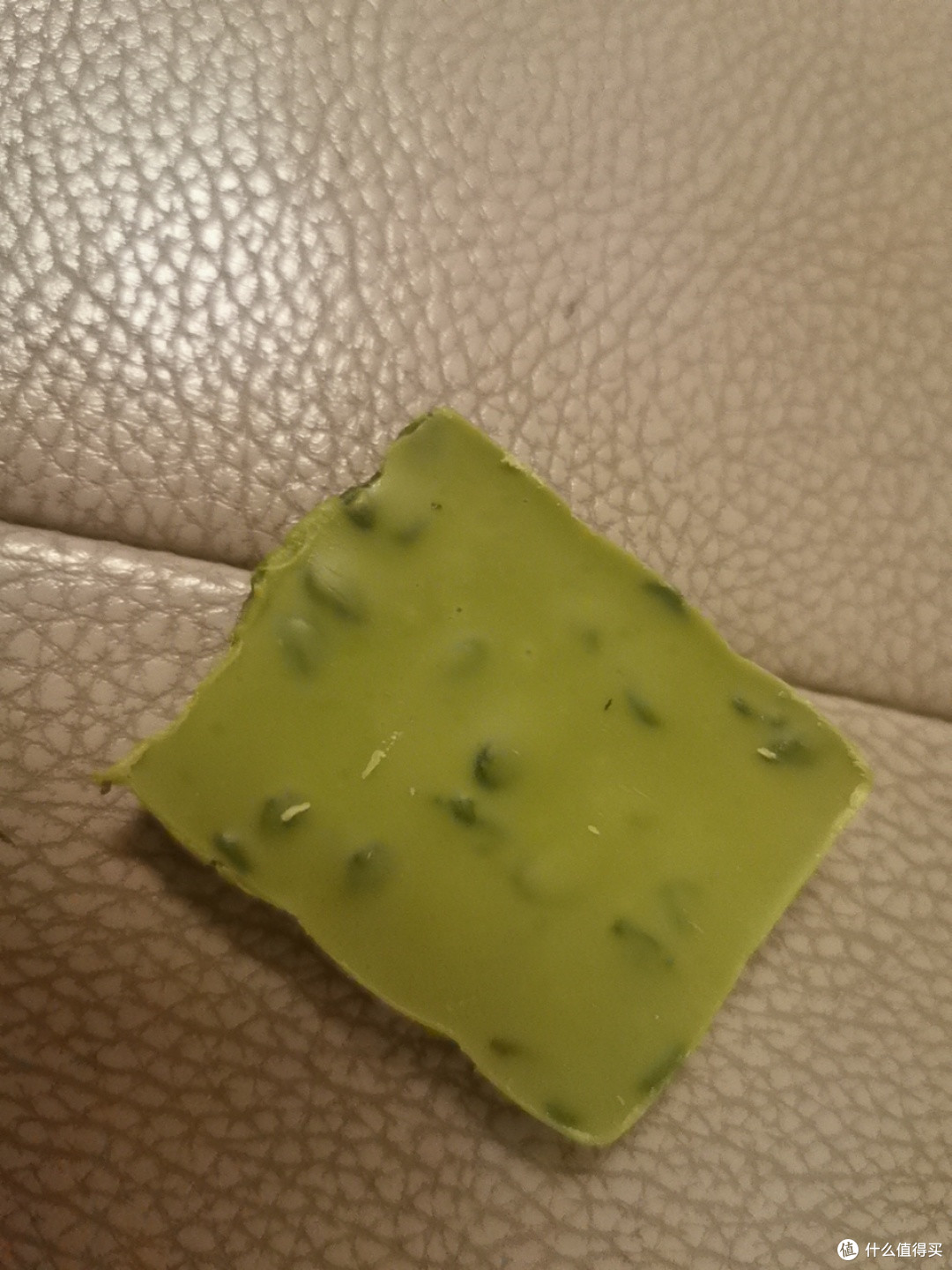 巧克力的背面有肉眼可见的曲奇碎