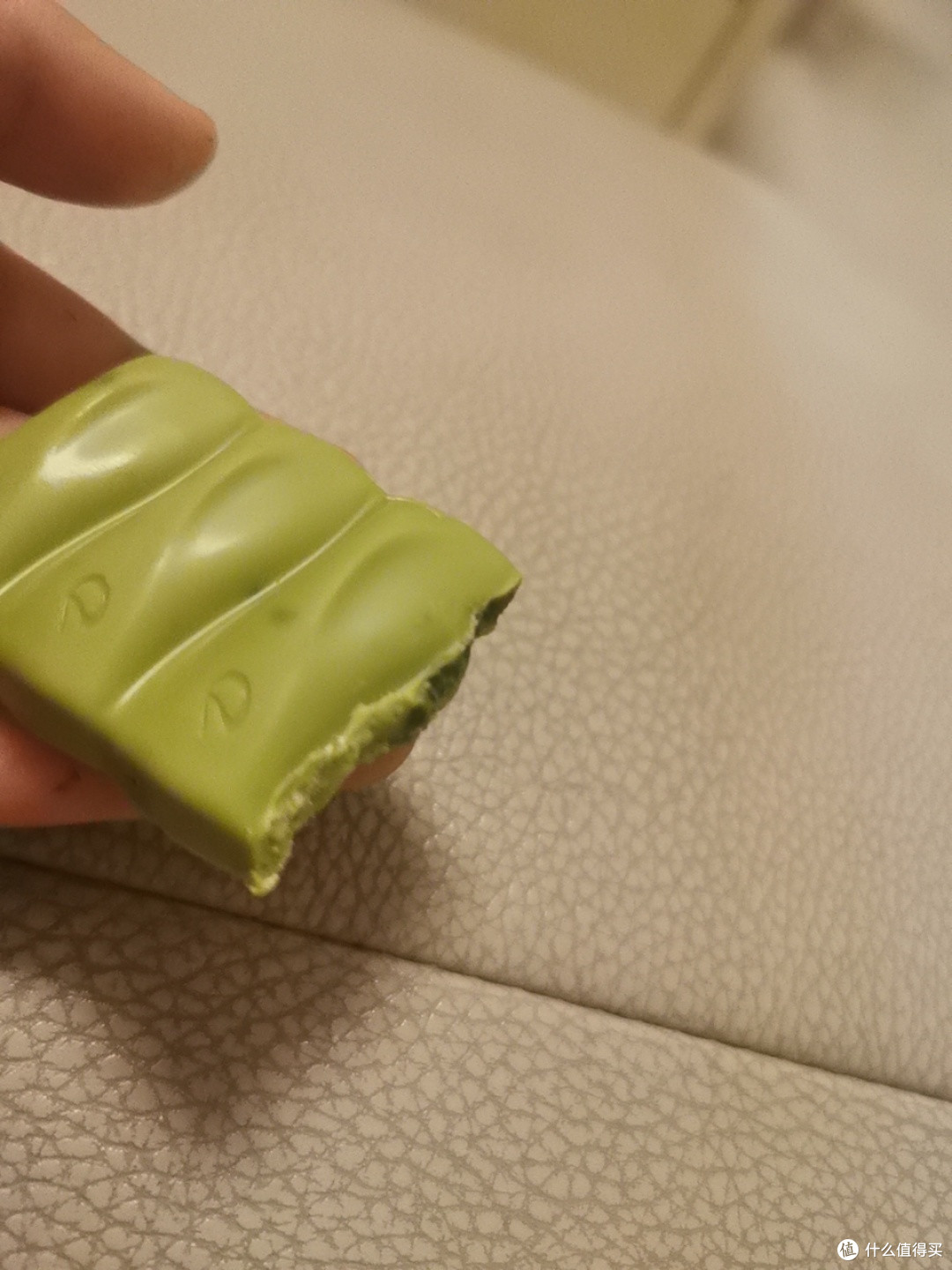 我不明白为什么要在巧克力上设计，一个凹下去的圆