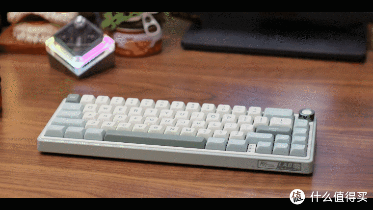 颜值和手感它都兼备，价格还不贵，百元神作RKR65客制化机械键盘