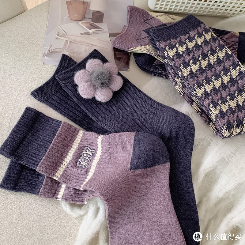 不只是保暖，这款蓝灰色羊毛袜子还能让你轻松搭配各种风格！👗