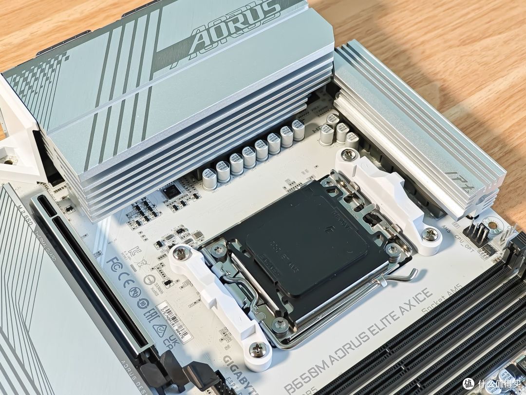 AMD粉丝专属，白色主题装机性能爆表！技嘉B650M冰雕主板评测