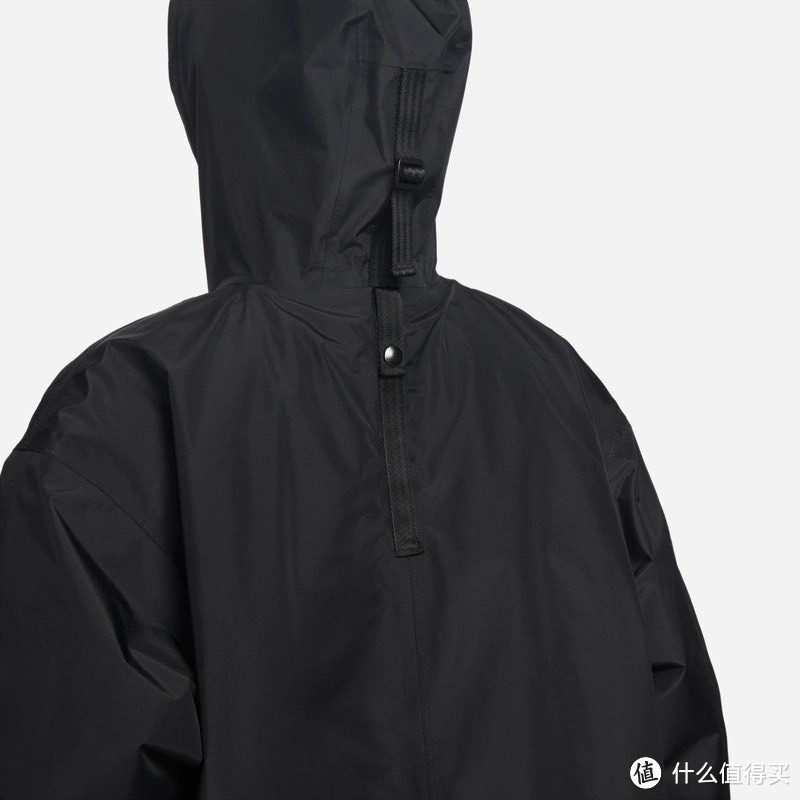 NIKE SPORTSWEAR STORM-FIT ADV TECH PACK GORE-TEX 男子三合一两件套外套：驰骋风雨的无畏勇士