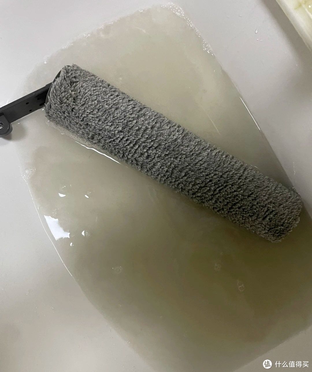 在做,明明家里有洗地机,却不用,还是能看到她蹲着用毛巾去清理床底