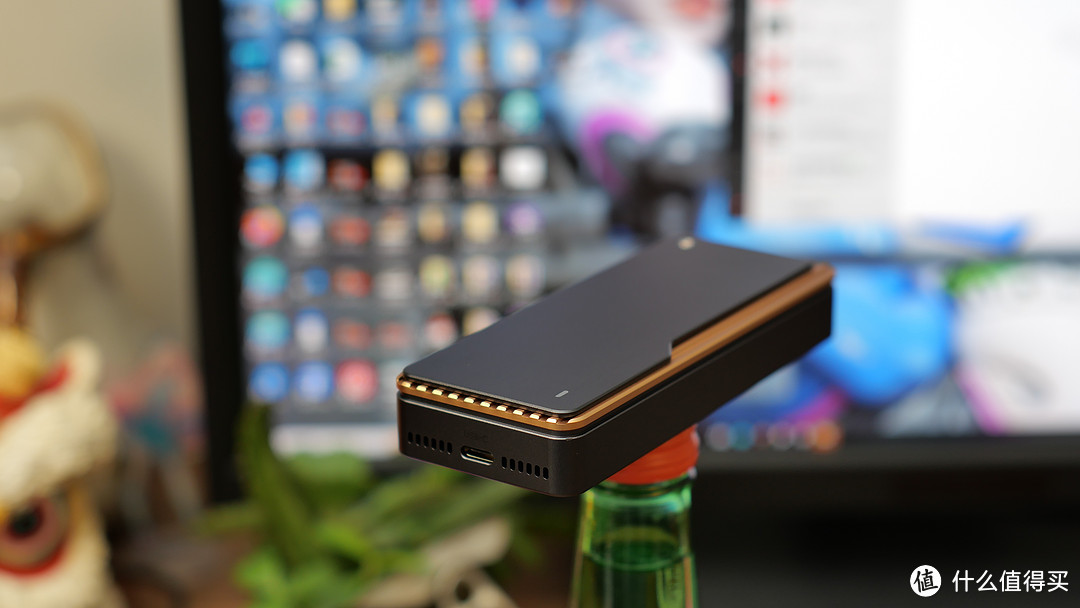 自带风扇散热，支持目前外接端口最快读速40Gbps，绿联  USB4.0固态硬盘盒使用分享