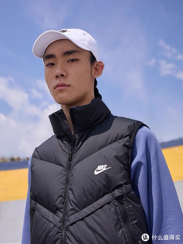 NIKE STORM-FIT WINDRUNNER 男子防风拒水羽绒保暖马甲：风雨无阻，温暖你的每一个瞬间