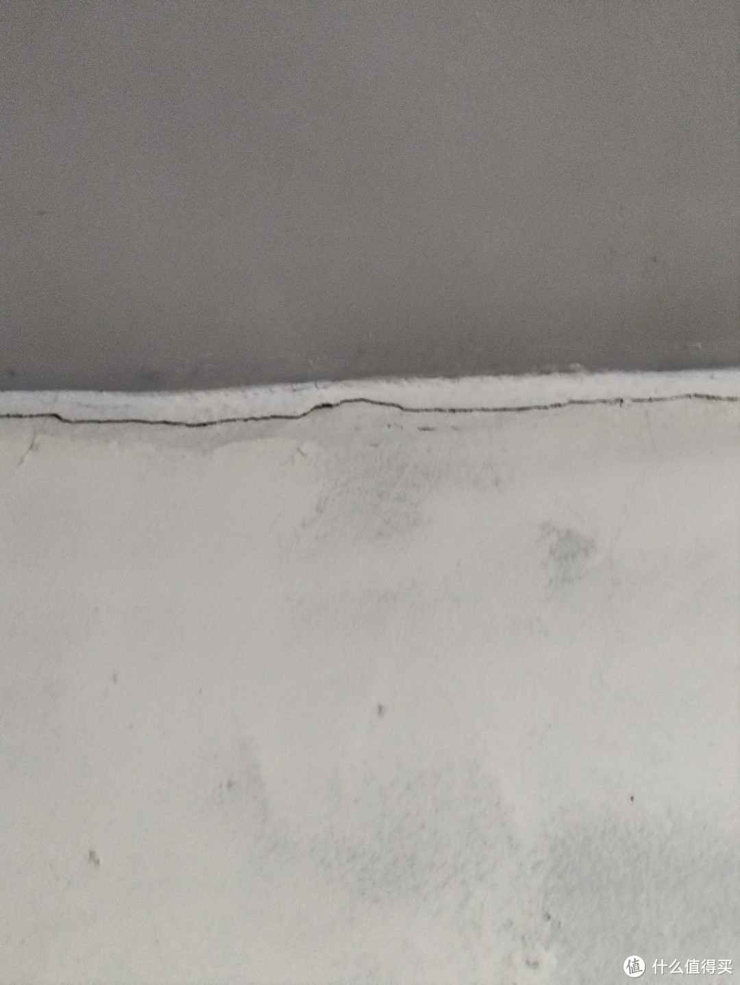 一个个裂缝的修补，听网友的从贴墙纸变成了自己刮大白。