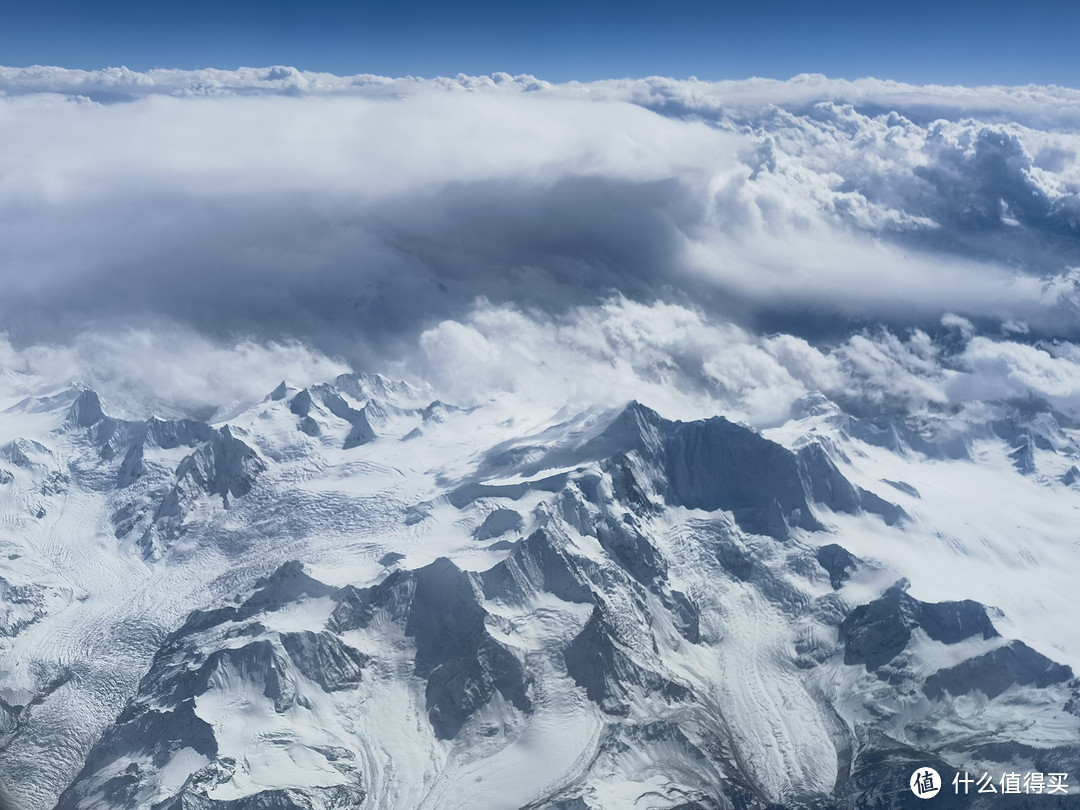 青藏高原上的雪山