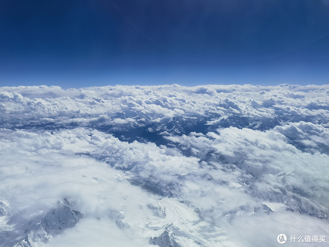 青藏高原上的雪山