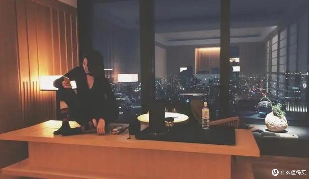 44岁殷桃的豪宅火了，屋里院内种满花草，网友：堪称“世外桃源”
