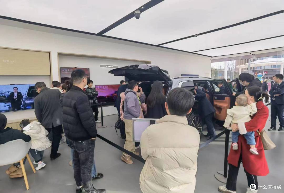 华为汽车，已多到门店都放不下了