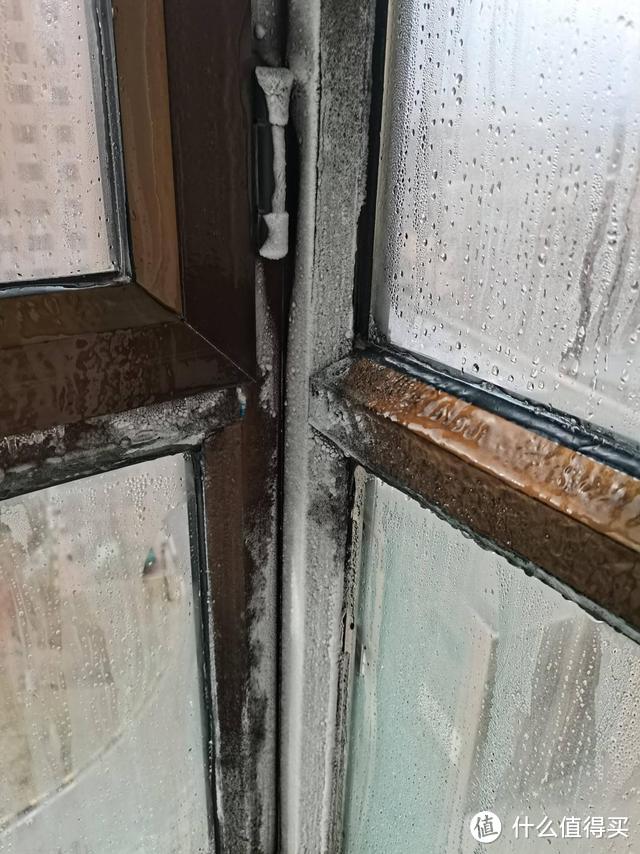 明明关严了窗户，家里还“冷冰冰”？学会这一招，家里保暖还膈应