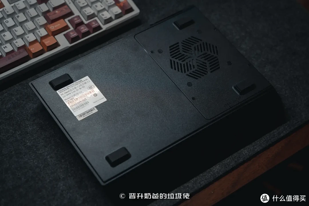 6个M.2 SSD盘位的NAS，兼顾高速与静音，华硕FS6706T