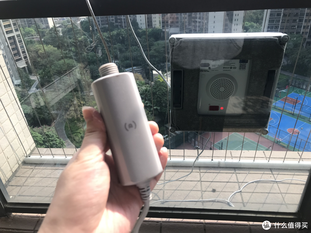 有必要花大几千买擦窗机器人吗?抹布/擦窗杆/磁吸擦窗器/擦窗机器人不同价位清洁神器究竟谁会更胜一筹