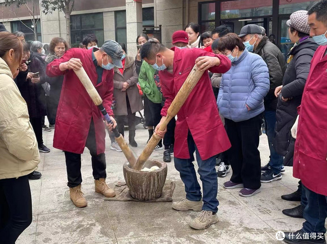 小区物业开展打麻糍活动，大家怎么看，2024年物业费是不是提前可以缴纳了！