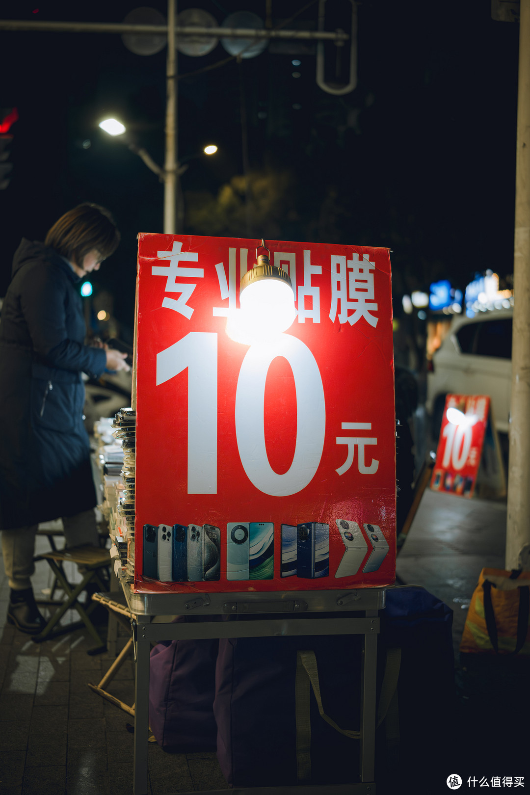 我拿着索尼 A6700 配唯卓仕 27mm f1.2，拍照感觉有点社死