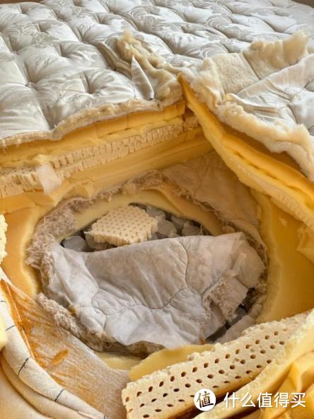 上万元的纯手工床垫拆开里面竟全是海绵和乳胶