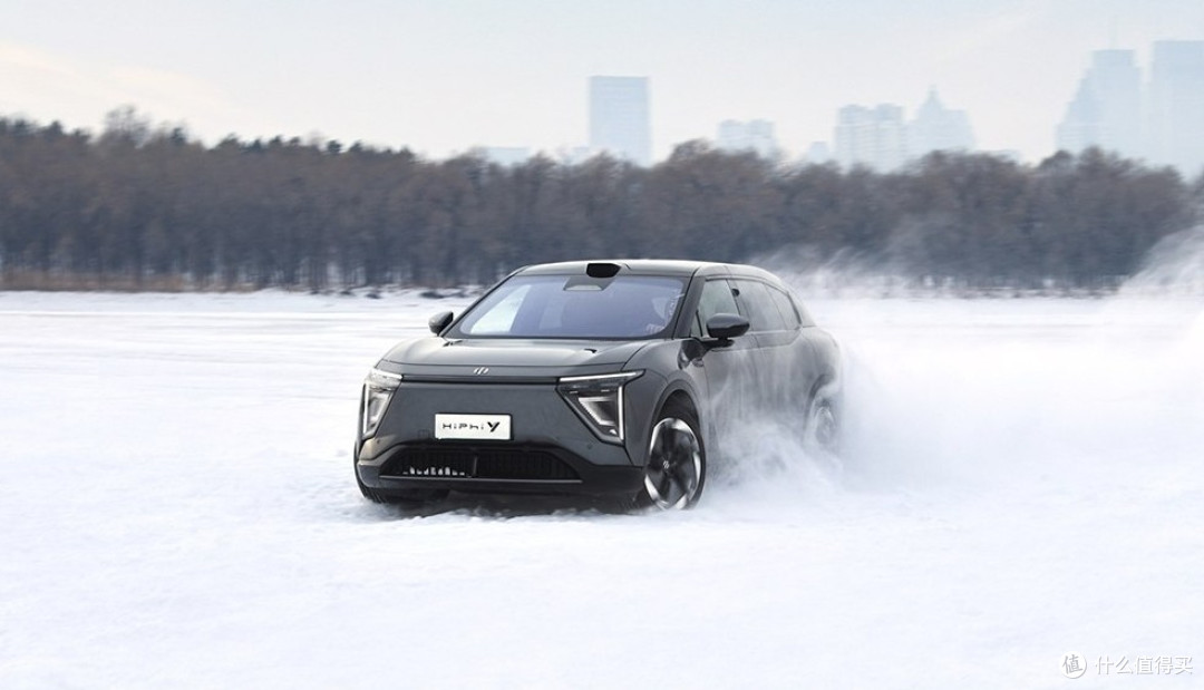 冰雪试驾丨高合汽车行驶性能稳定、操控性出色