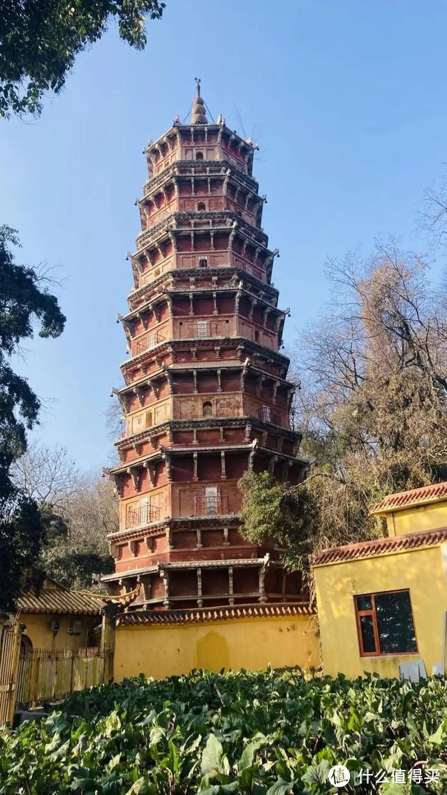 武汉这座1600年的古寺，在山顶开辟一方菜园，背景原来如此强大