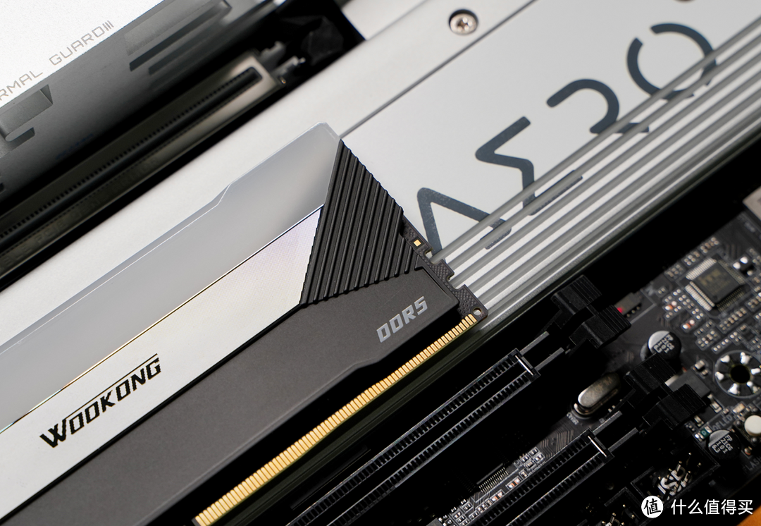 3倍RGB发光面积 超频8000MHz湿湿碎 佰维存储WOOKONG DX100 DDR5内存评测