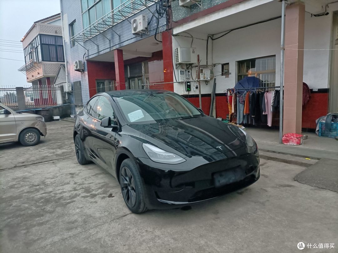哥们老家装上充电桩，特斯拉Model Y充电自由来得太及时