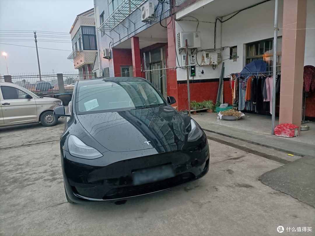 哥们老家装上充电桩，特斯拉Model Y充电自由来得太及时