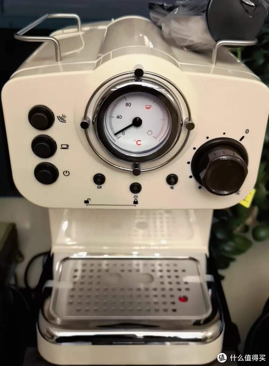 集颜值与实用为一体的咖啡机，过年不能少的小家电