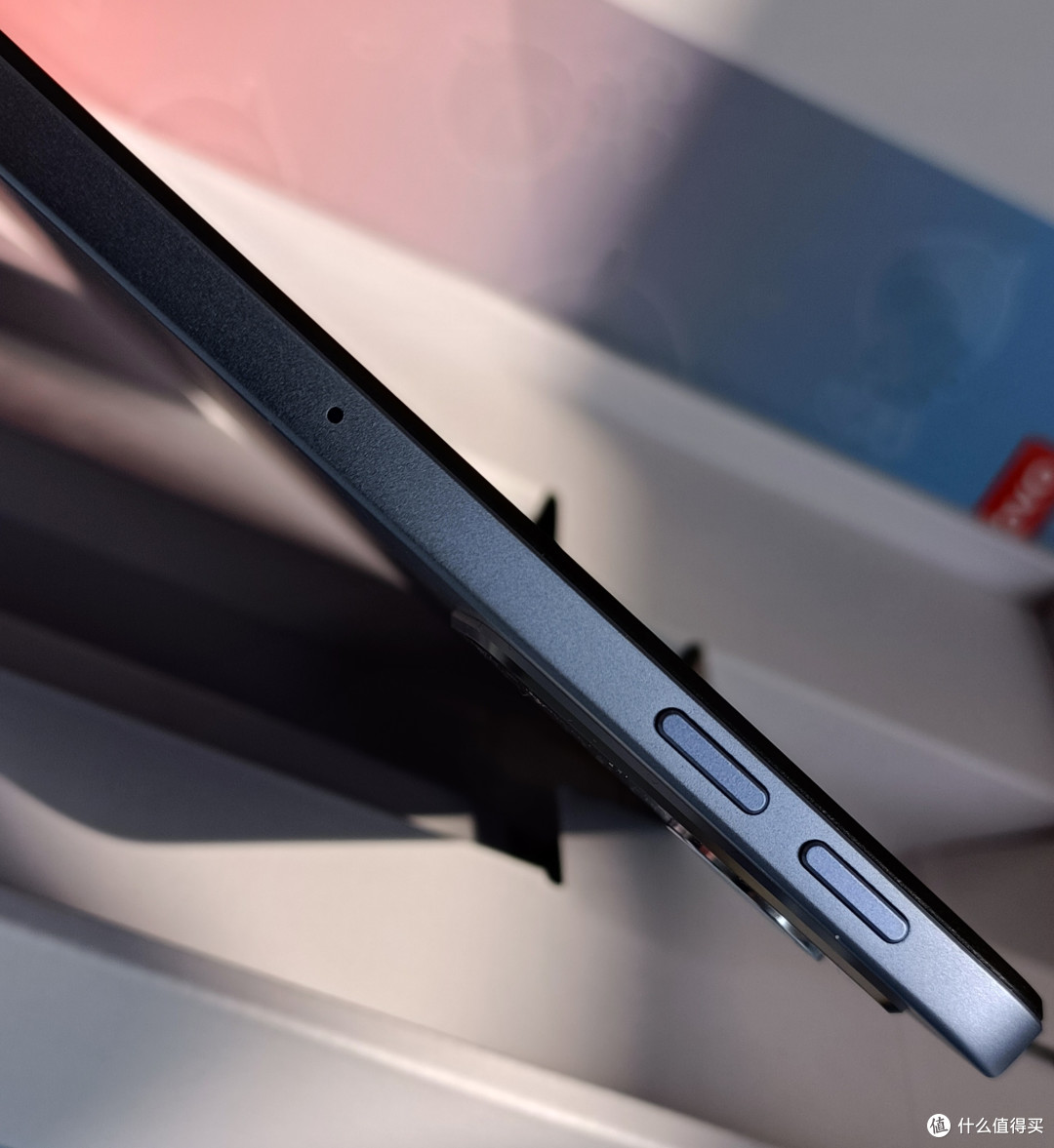 侧面的音量键和麦克风口