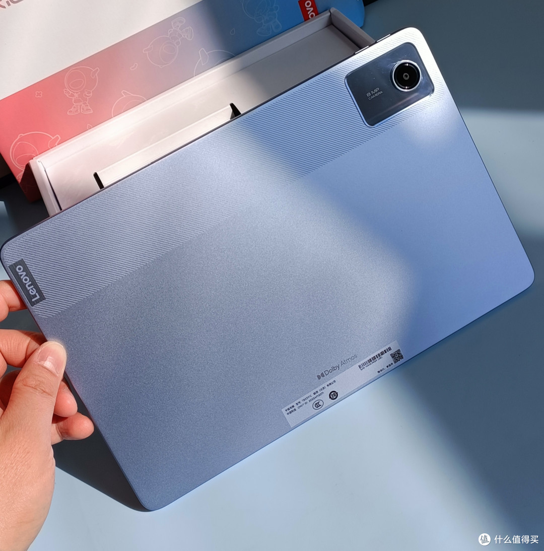 背面左侧为纹理设计，有防滑作用，但摸着是平的并无明显凹凸感。