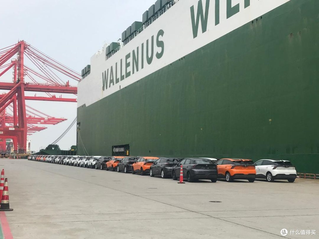 上海外高桥海通码头上，一批MG MULAN汽车即将“登船”。新华社记者 周蕊 摄