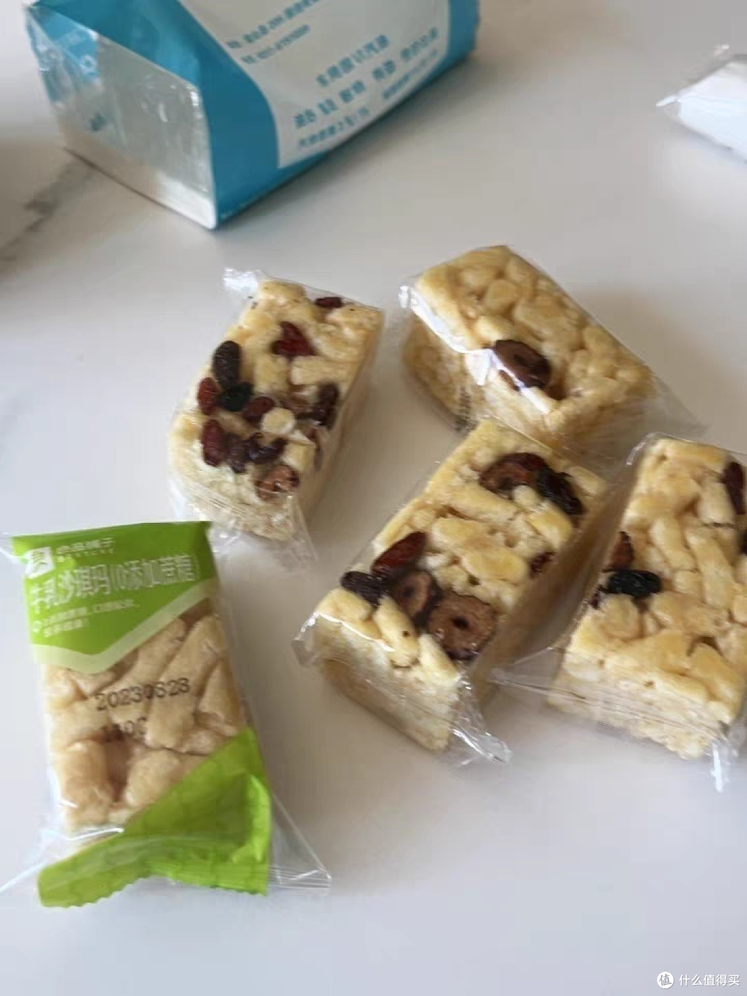 良品铺子牛乳葡萄干沙琪玛:传统糕点的魅力与新意