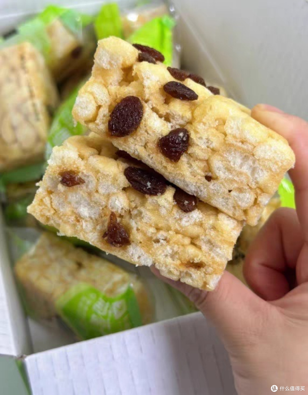 良品铺子牛乳葡萄干沙琪玛:传统糕点的魅力与新意