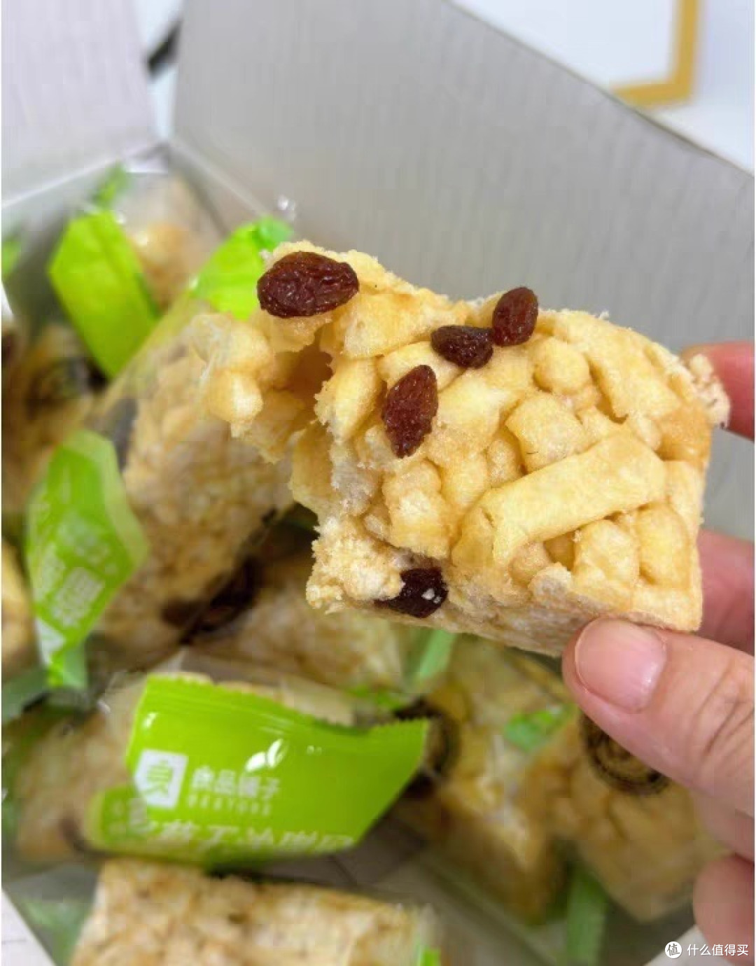 良品铺子牛乳葡萄干沙琪玛:传统糕点的魅力与新意