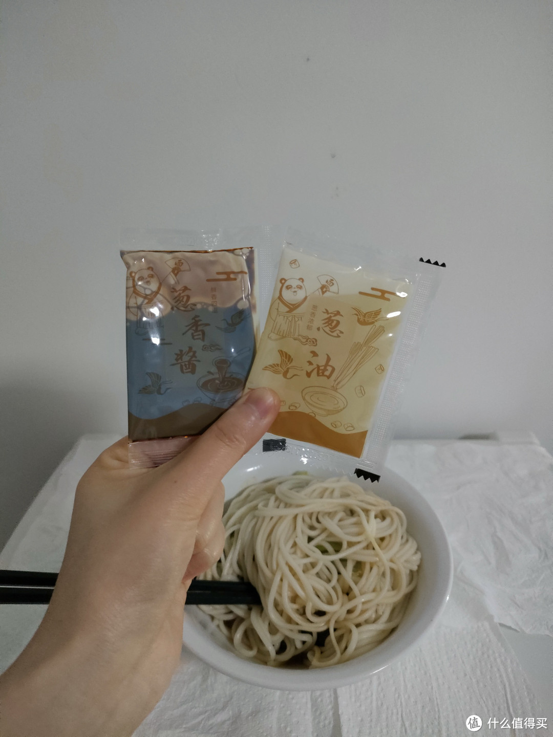 平平无奇的一碗面条，有了葱油的配料立马变得有灵魂了