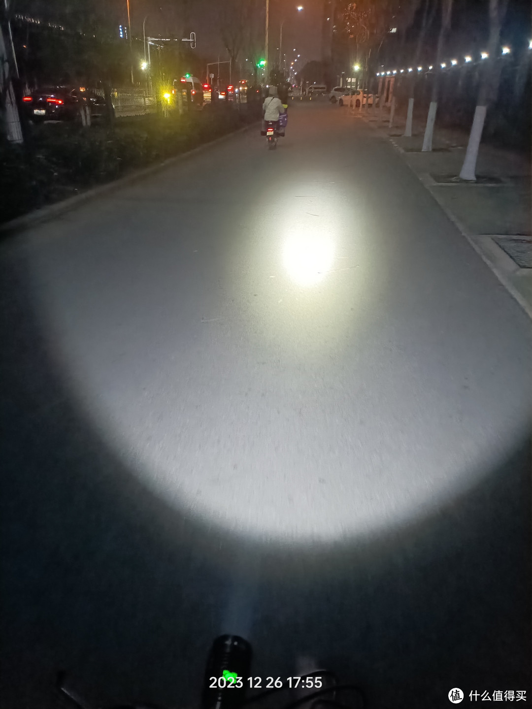 我放在自行车上面，能够照亮整个路面，中心的光斑都不能直视，太刺眼了。